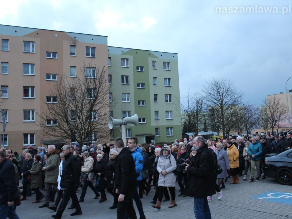 Tłumy na Drodze Krzyżowej ulicami Mławy [ZDJĘCIA i FILMY]