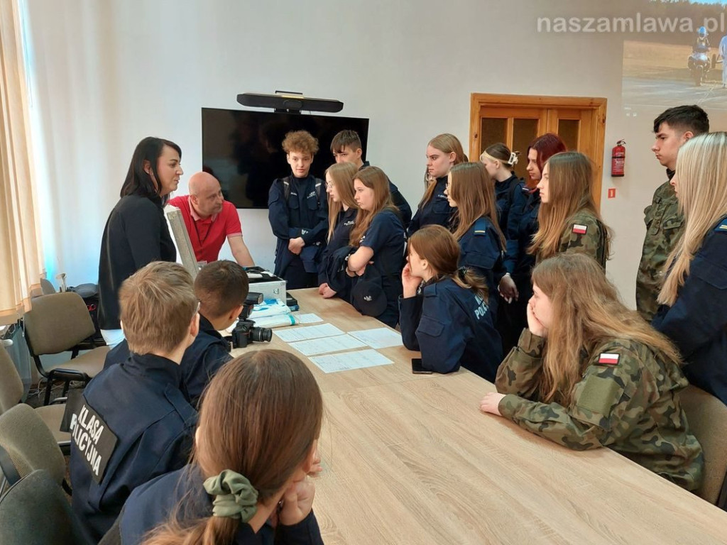 100 uczniów i studentów na komendzie