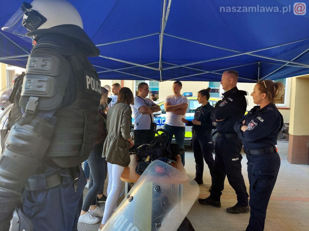 100 uczniów i studentów na komendzie