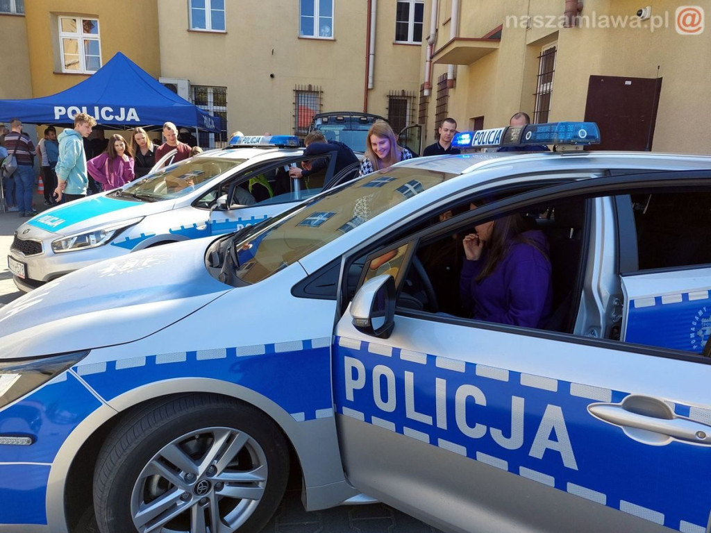 100 uczniów i studentów na komendzie