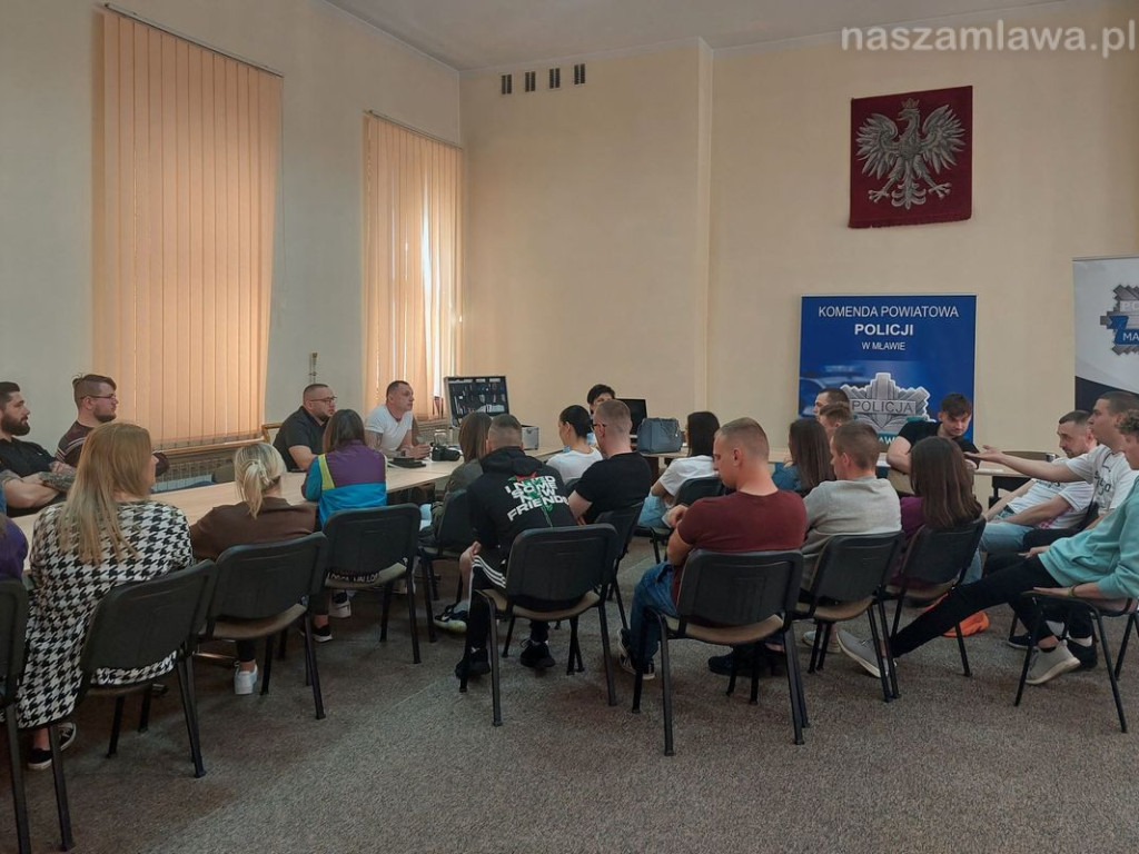 100 uczniów i studentów na komendzie