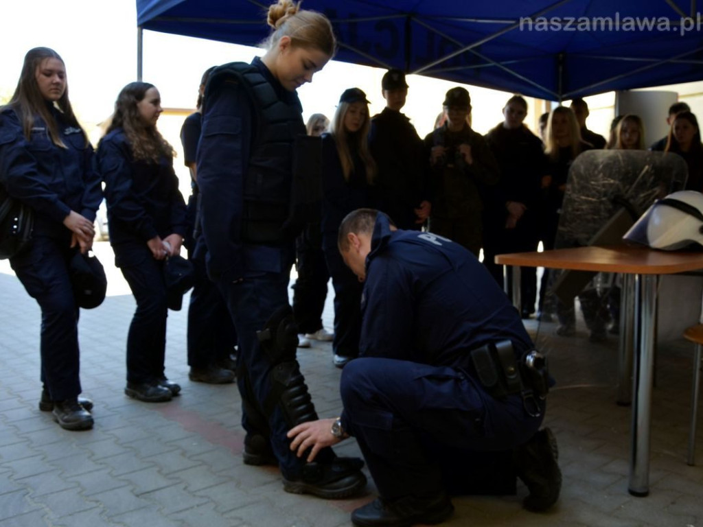100 uczniów i studentów na komendzie