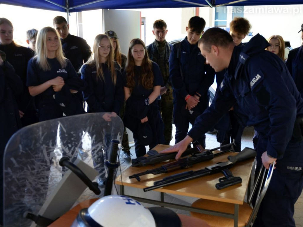 100 uczniów i studentów na komendzie