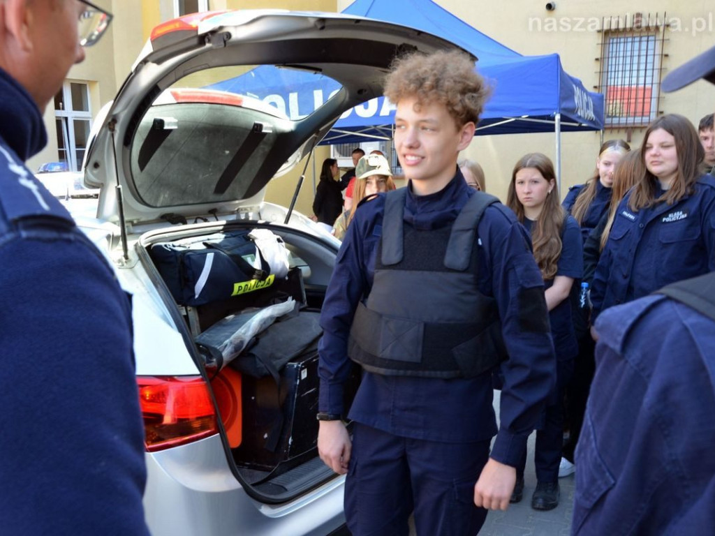 100 uczniów i studentów na komendzie