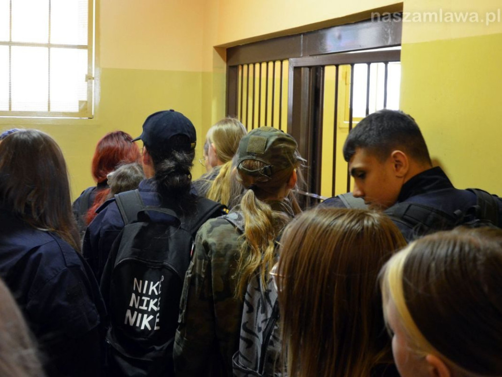 100 uczniów i studentów na komendzie