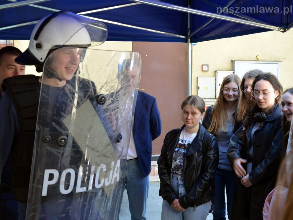 100 uczniów i studentów na komendzie