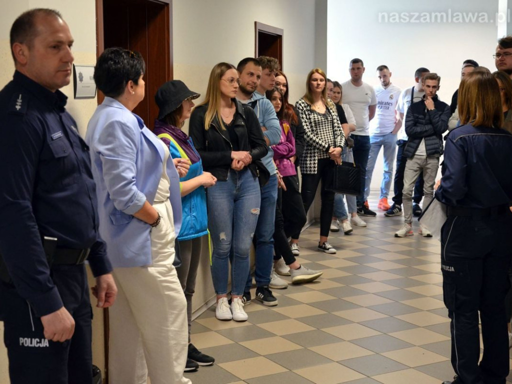 100 uczniów i studentów na komendzie