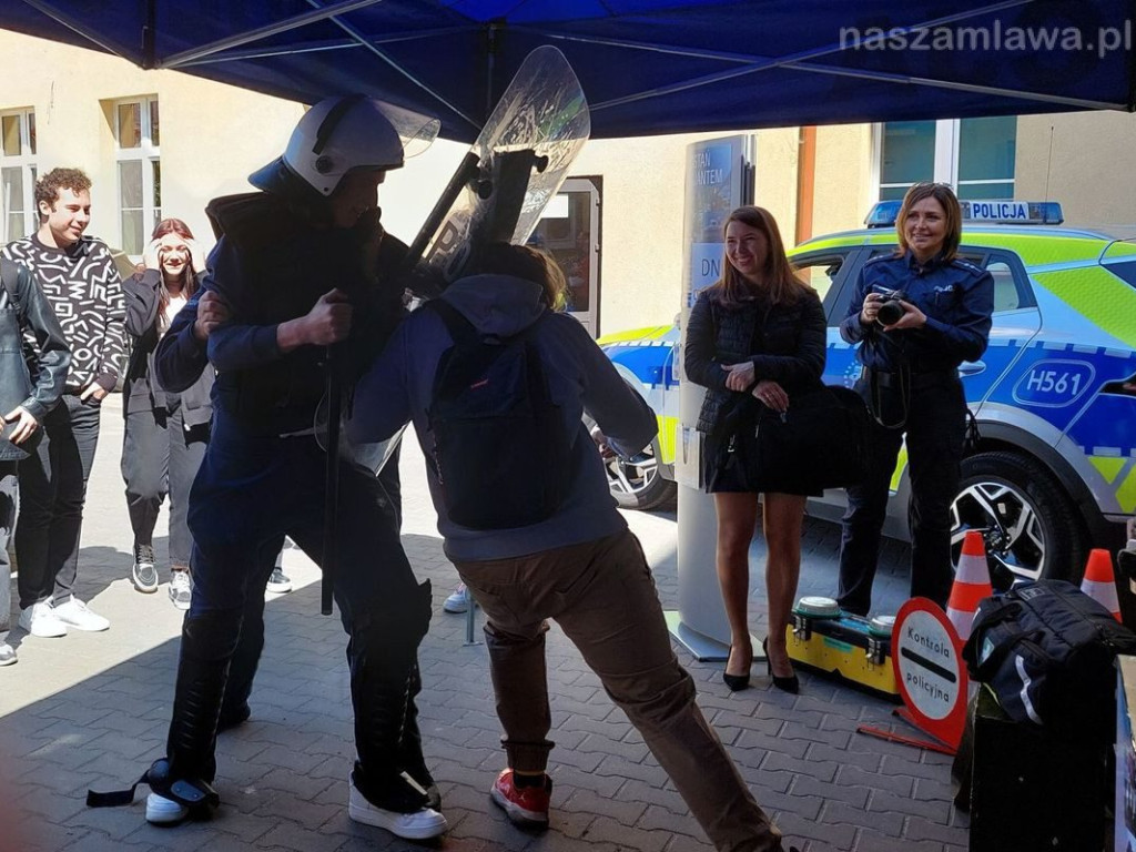 100 uczniów i studentów na komendzie