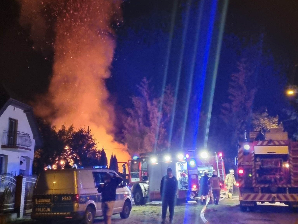 Fala pożarów. Płonęły budynki w Mławie [FILMY I ZDJĘCIA]