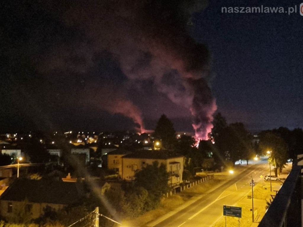 Fala pożarów. Płonęły budynki w Mławie [FILMY I ZDJĘCIA]