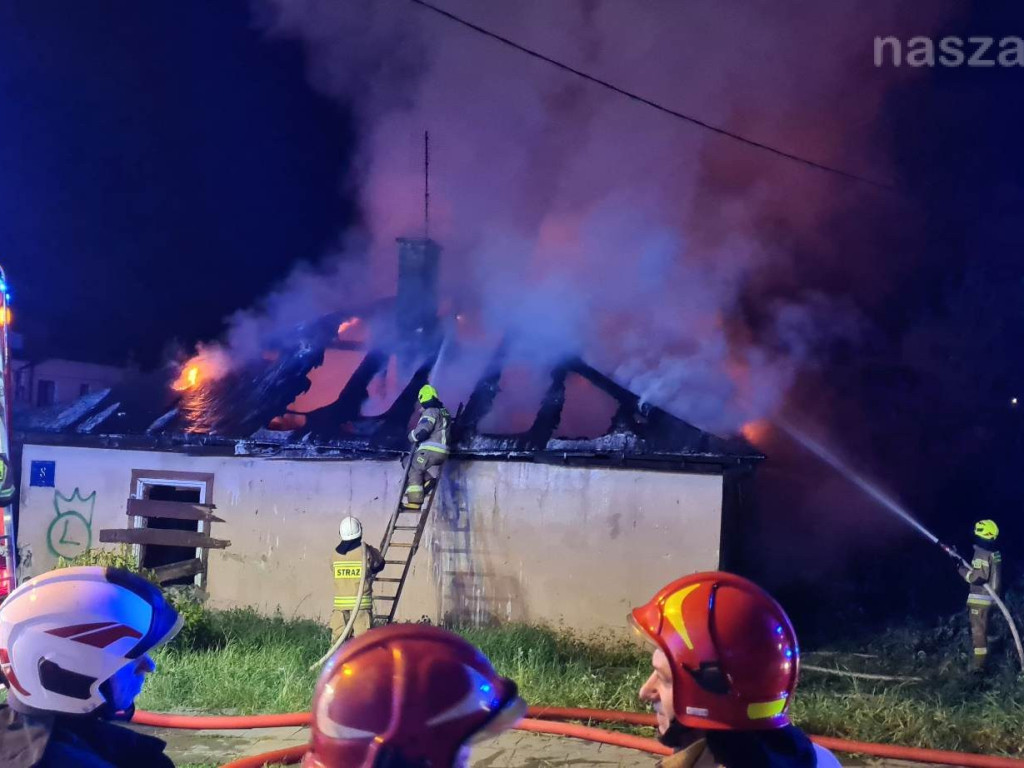 Fala pożarów. Płonęły budynki w Mławie [FILMY I ZDJĘCIA]