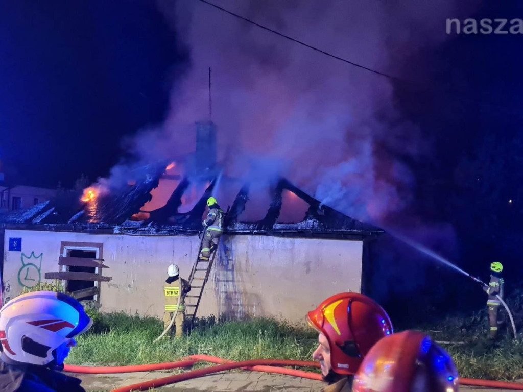 Fala pożarów. Płonęły budynki w Mławie [FILMY I ZDJĘCIA]