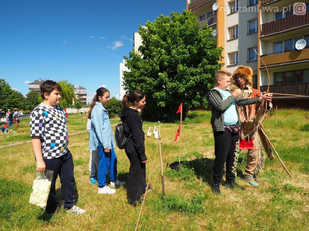 Dzień Dziecka na osiedlu. Płukanie złota i strzelanie z łuku