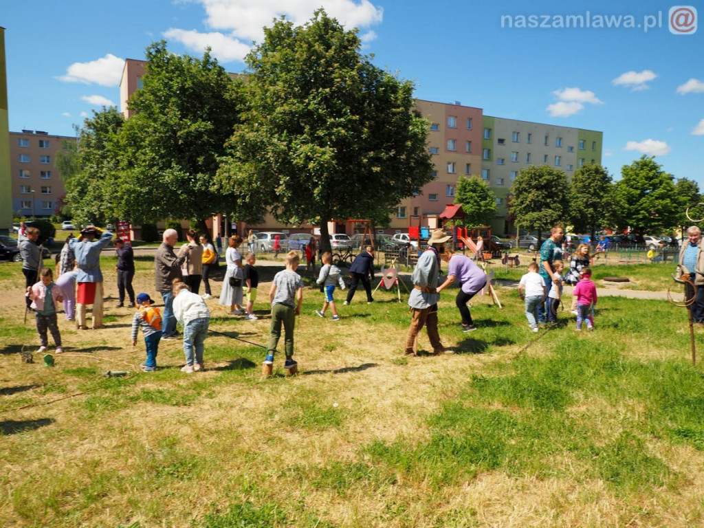 Dzień Dziecka na osiedlu. Płukanie złota i strzelanie z łuku