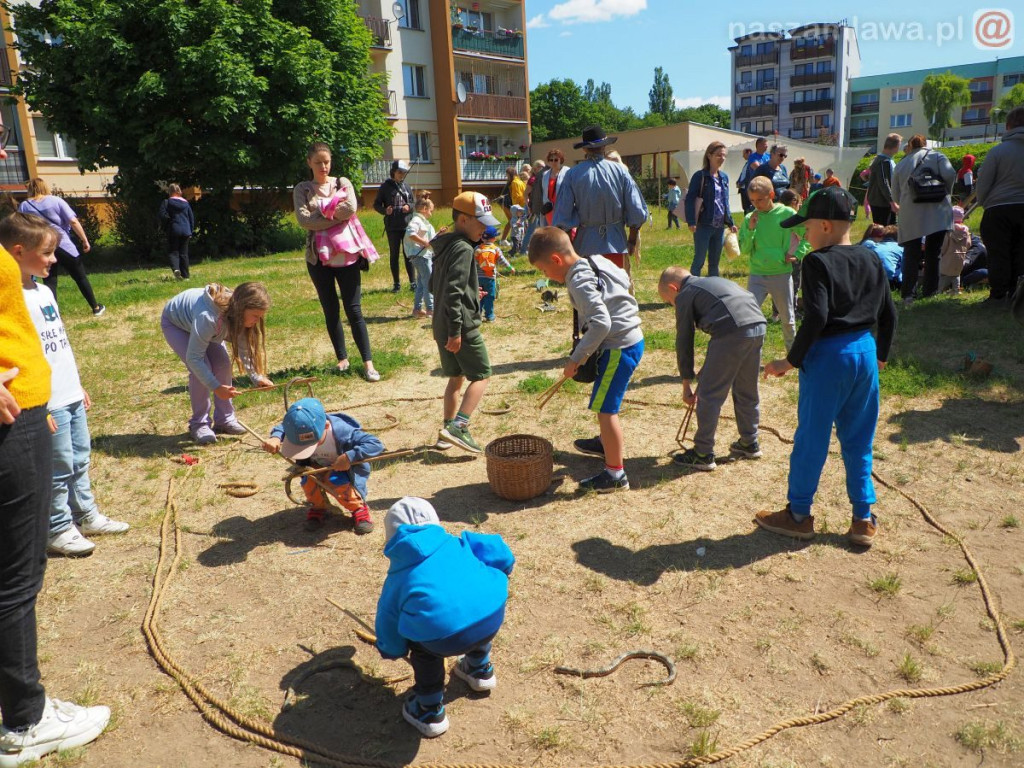 Dzień Dziecka na osiedlu. Płukanie złota i strzelanie z łuku