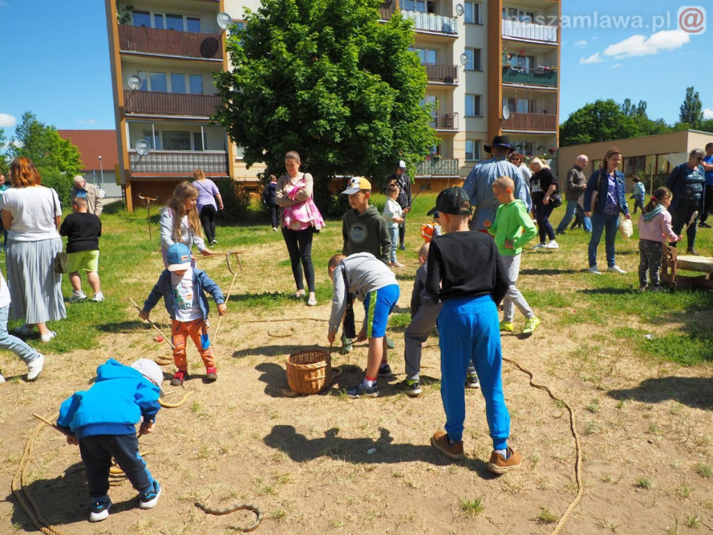 Dzień Dziecka na osiedlu. Płukanie złota i strzelanie z łuku