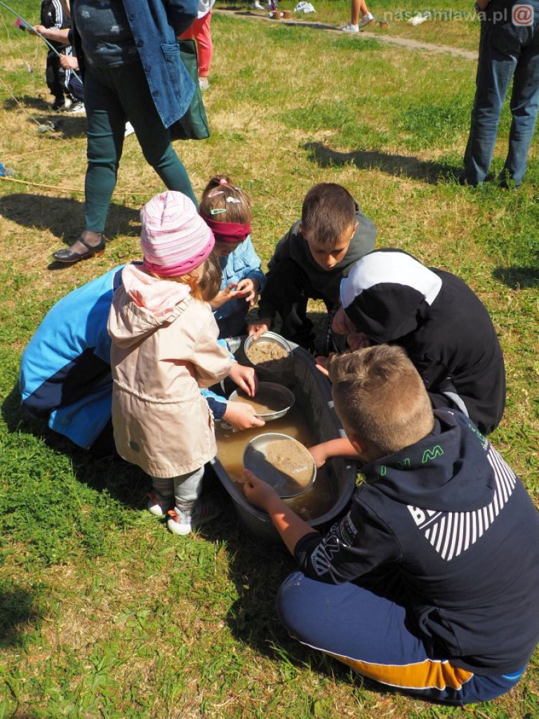 Dzień Dziecka na osiedlu. Płukanie złota i strzelanie z łuku