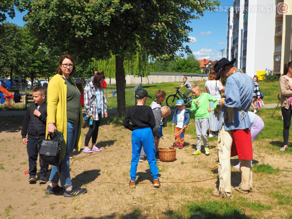 Dzień Dziecka na osiedlu. Płukanie złota i strzelanie z łuku