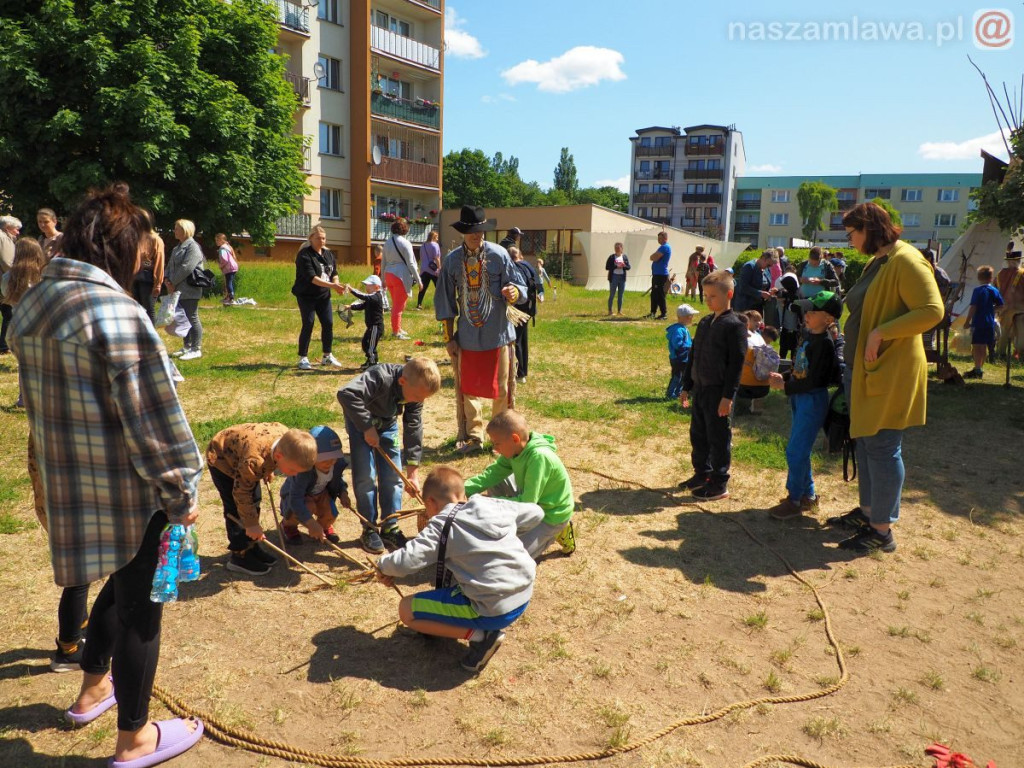 Dzień Dziecka na osiedlu. Płukanie złota i strzelanie z łuku