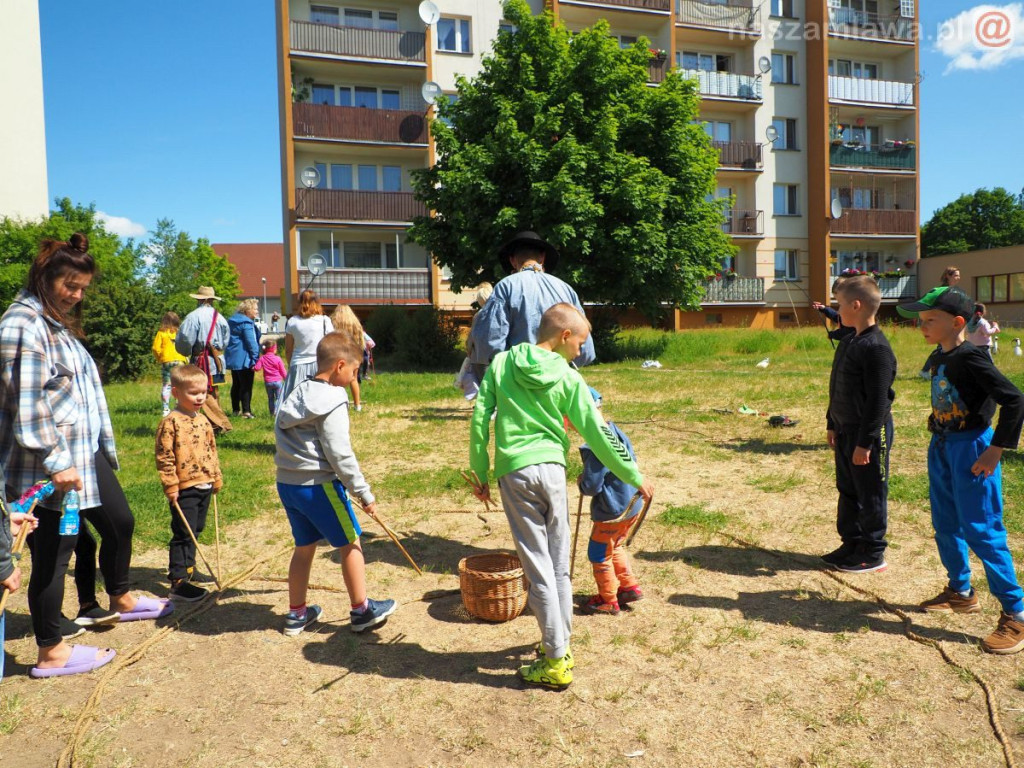 Dzień Dziecka na osiedlu. Płukanie złota i strzelanie z łuku