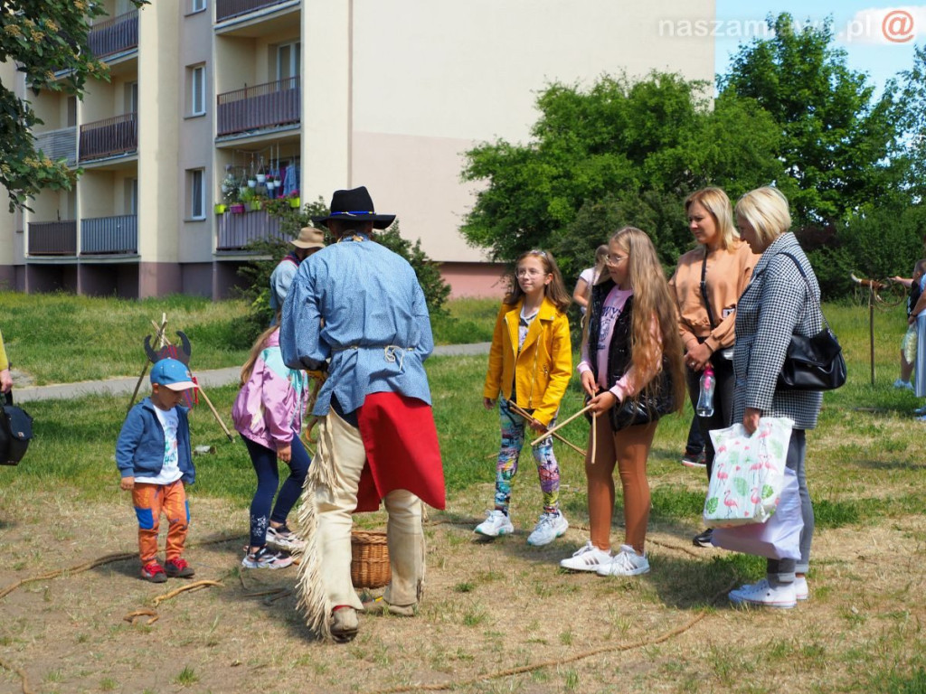 Dzień Dziecka na osiedlu. Płukanie złota i strzelanie z łuku