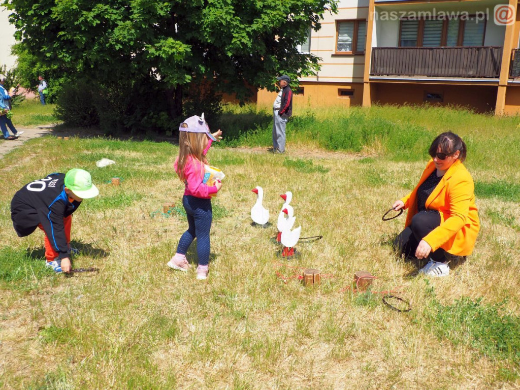 Dzień Dziecka na osiedlu. Płukanie złota i strzelanie z łuku