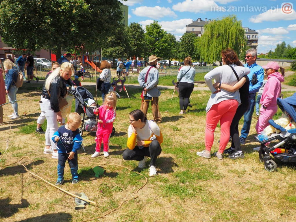Dzień Dziecka na osiedlu. Płukanie złota i strzelanie z łuku
