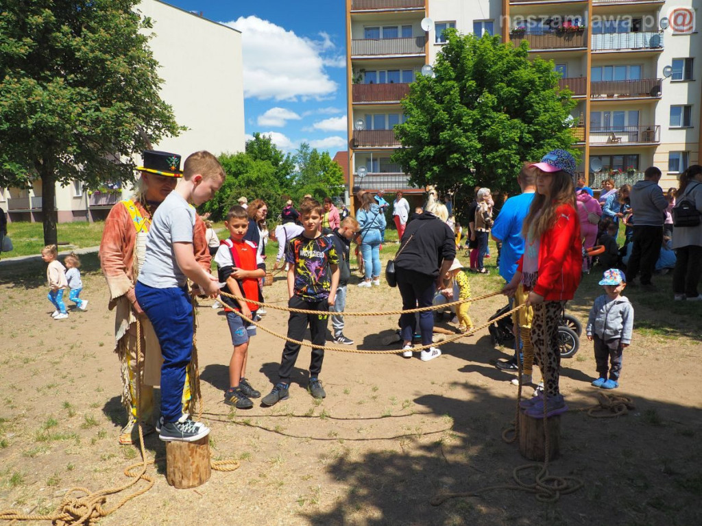 Dzień Dziecka na osiedlu. Płukanie złota i strzelanie z łuku