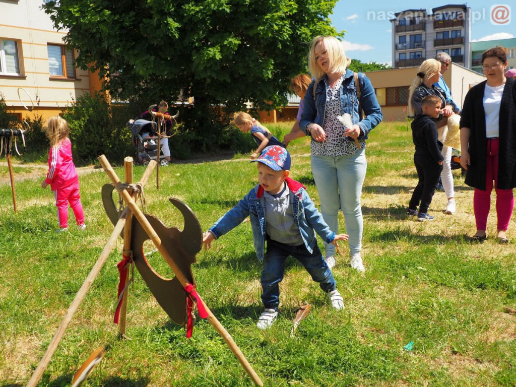 Dzień Dziecka na osiedlu. Płukanie złota i strzelanie z łuku