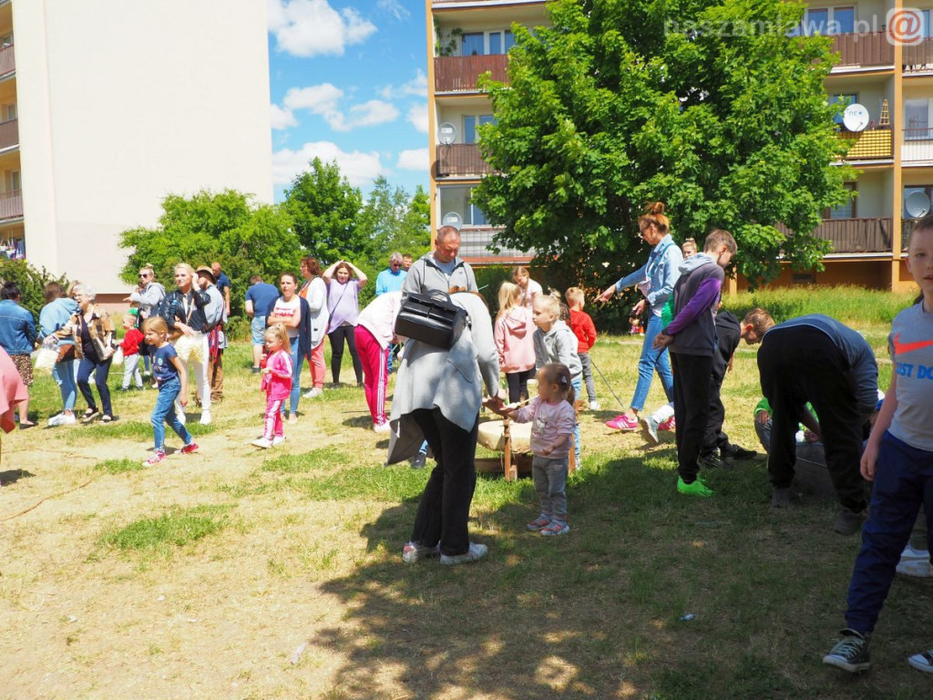Dzień Dziecka na osiedlu. Płukanie złota i strzelanie z łuku