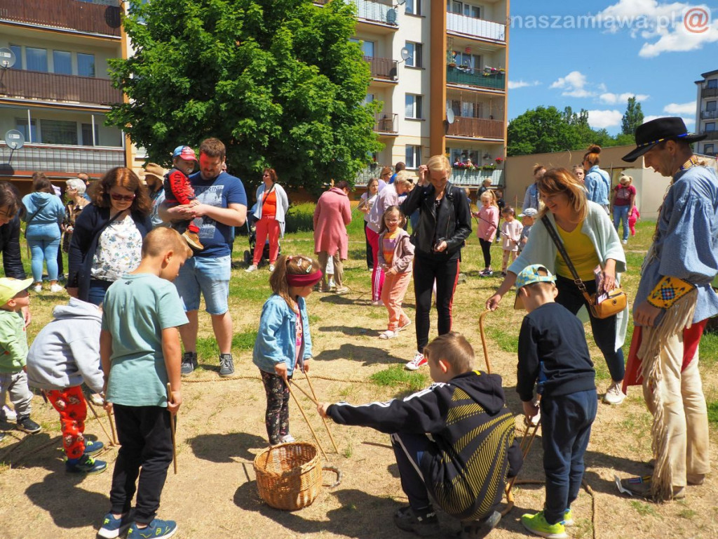 Dzień Dziecka na osiedlu. Płukanie złota i strzelanie z łuku