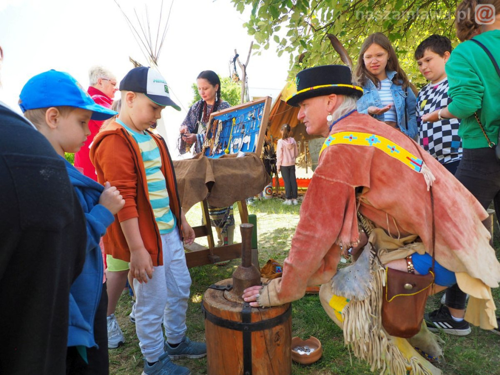 Dzień Dziecka na osiedlu. Płukanie złota i strzelanie z łuku