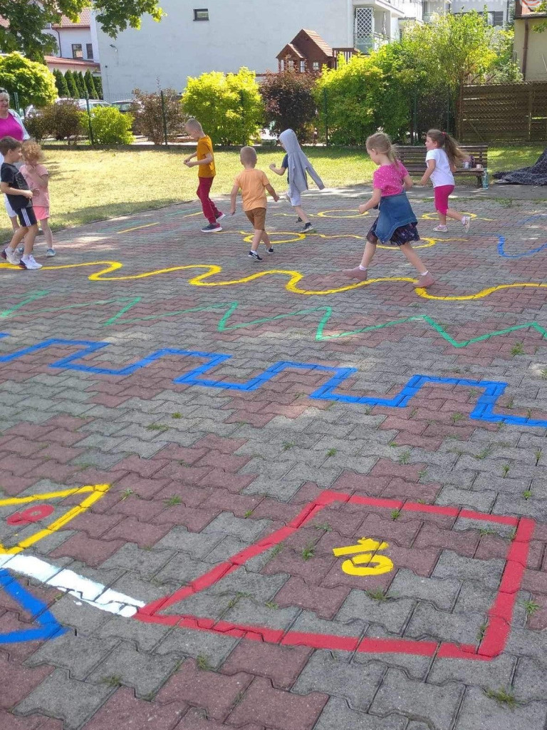 Zabawy chodnikowe dzieci [ZDJĘCIA]
