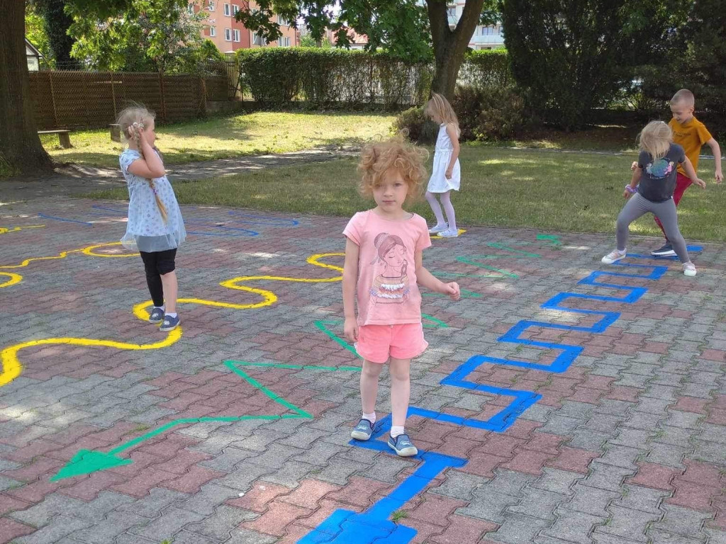 Zabawy chodnikowe dzieci [ZDJĘCIA]