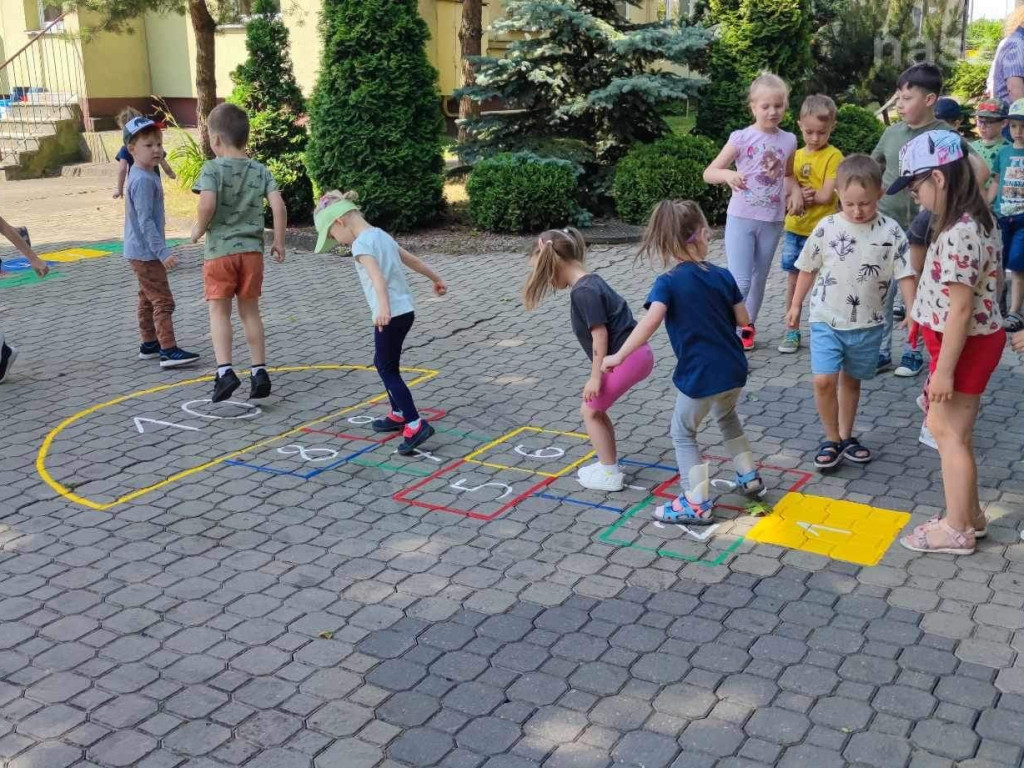 Zabawy chodnikowe dzieci [ZDJĘCIA]