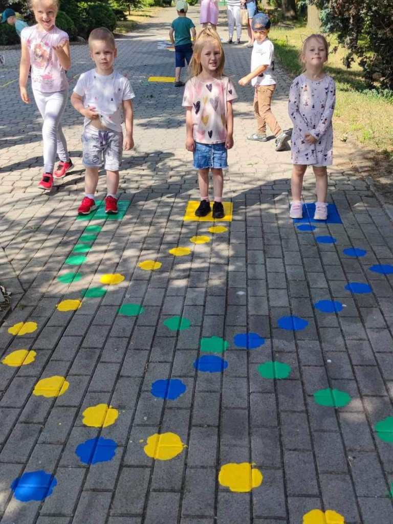 Zabawy chodnikowe dzieci [ZDJĘCIA]