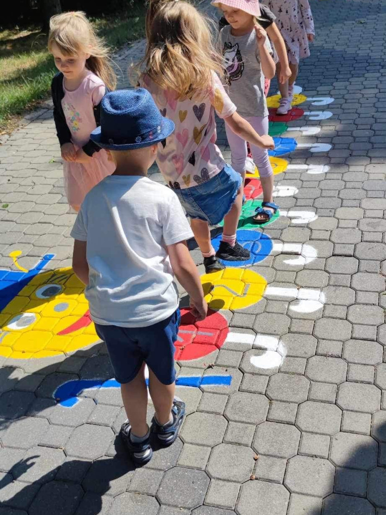 Zabawy chodnikowe dzieci [ZDJĘCIA]
