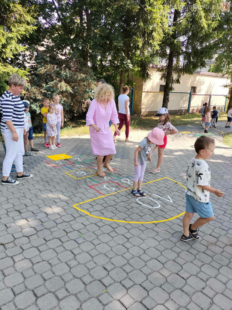 Zabawy chodnikowe dzieci [ZDJĘCIA]