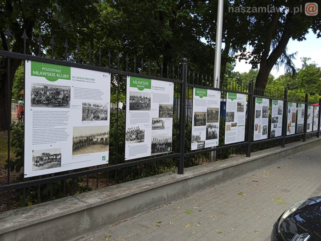 Historia Mławianki na parkowym ogrodzeniu [ZDJĘCIA]