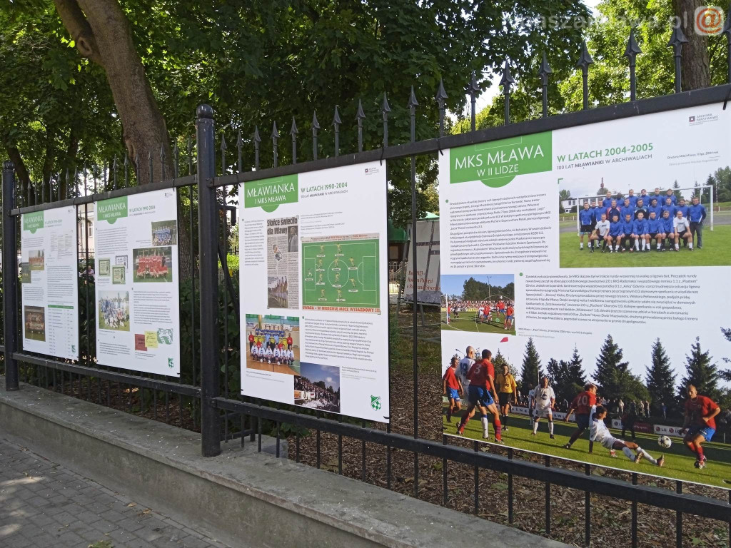 Historia Mławianki na parkowym ogrodzeniu [ZDJĘCIA]