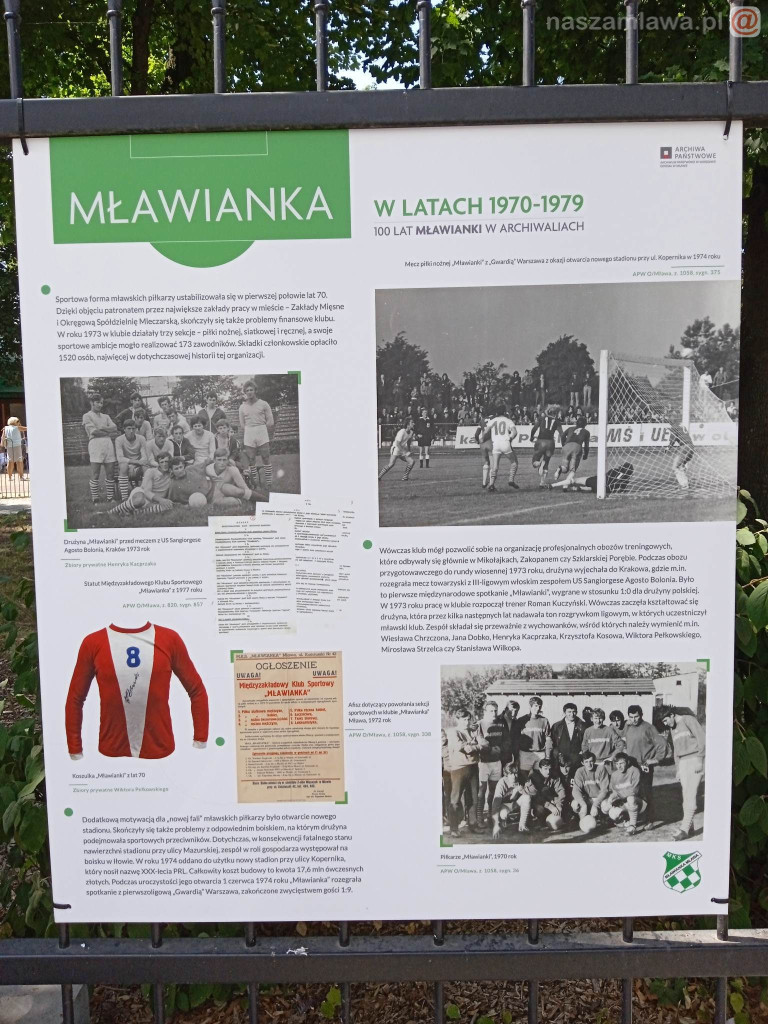 Historia Mławianki na parkowym ogrodzeniu [ZDJĘCIA]