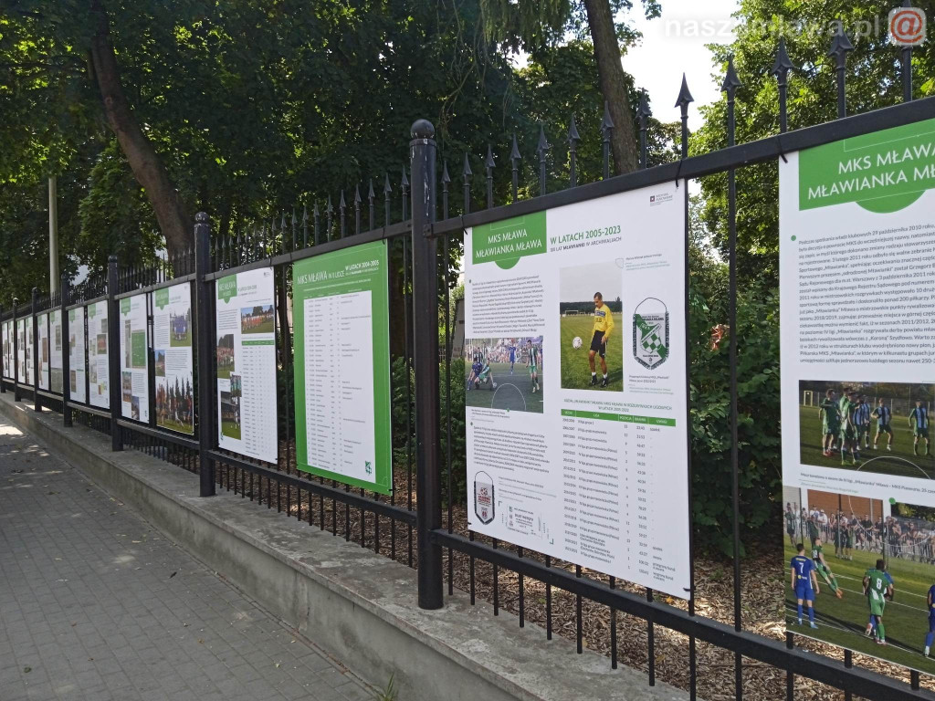 Historia Mławianki na parkowym ogrodzeniu [ZDJĘCIA]