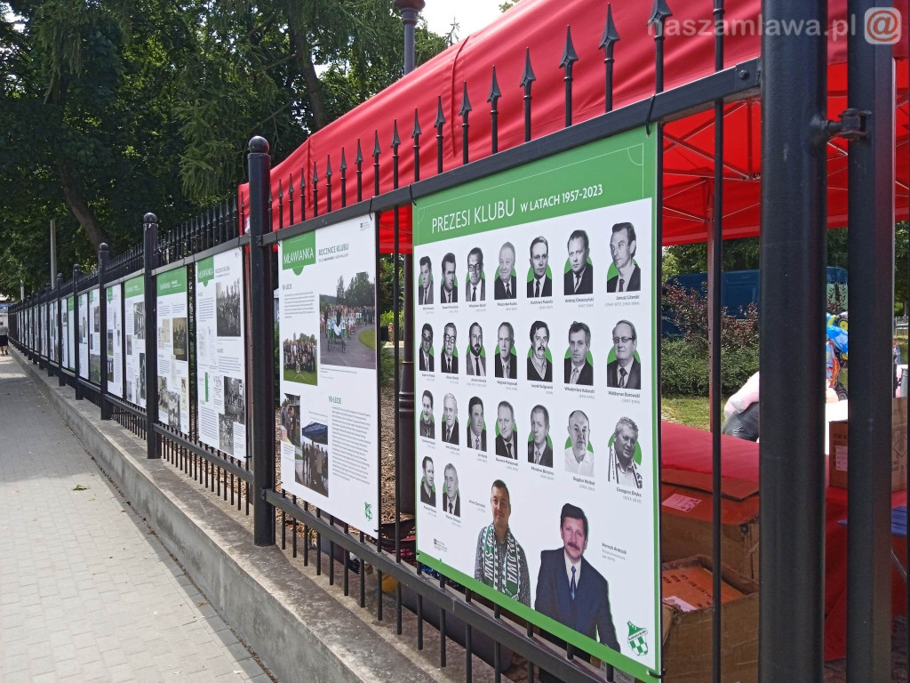 Historia Mławianki na parkowym ogrodzeniu [ZDJĘCIA]