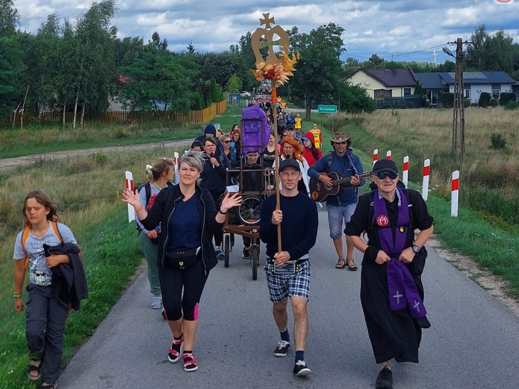 PIELGRZYMKA PŁOCKA. Grupa Miedziana idzie na Jasną Górę [FILMY]