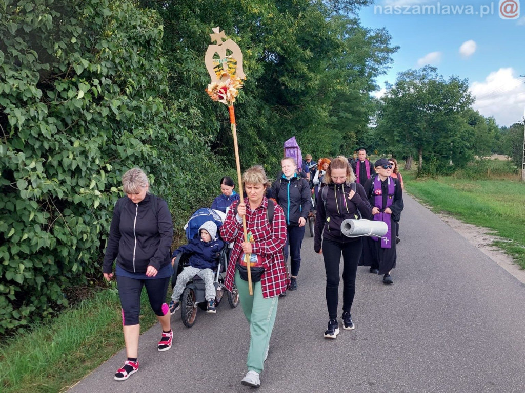 PIELGRZYMKA PŁOCKA. Grupa Miedziana idzie na Jasną Górę [FILMY]