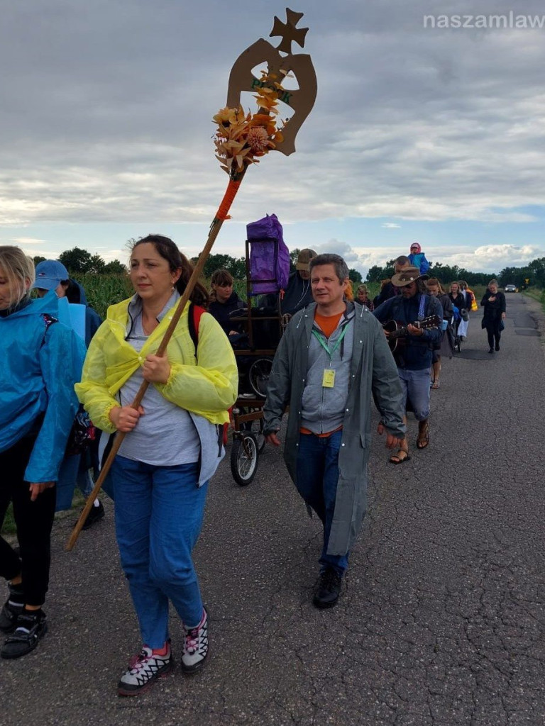 PIELGRZYMKA PŁOCKA. Grupa Miedziana idzie na Jasną Górę [FILMY]