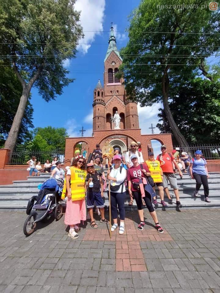 Pielgrzymi z Mławy na trasie Pielgrzymki Płockiej