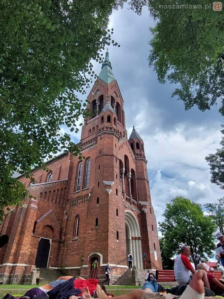 Pielgrzymi z Mławy na trasie Pielgrzymki Płockiej