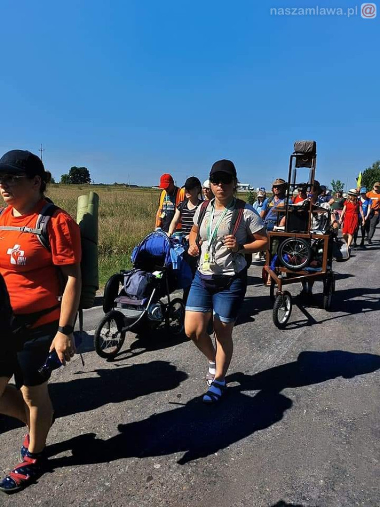 Pielgrzymi z Mławy na trasie Pielgrzymki Płockiej