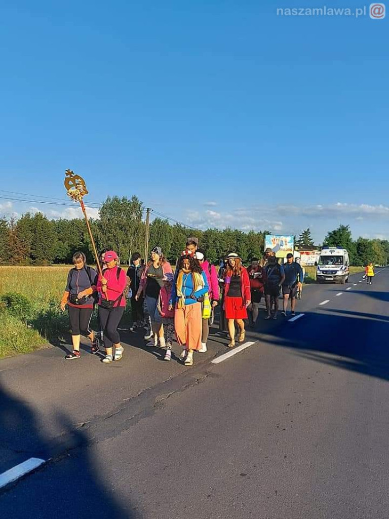 Pielgrzymi z Mławy na trasie Pielgrzymki Płockiej
